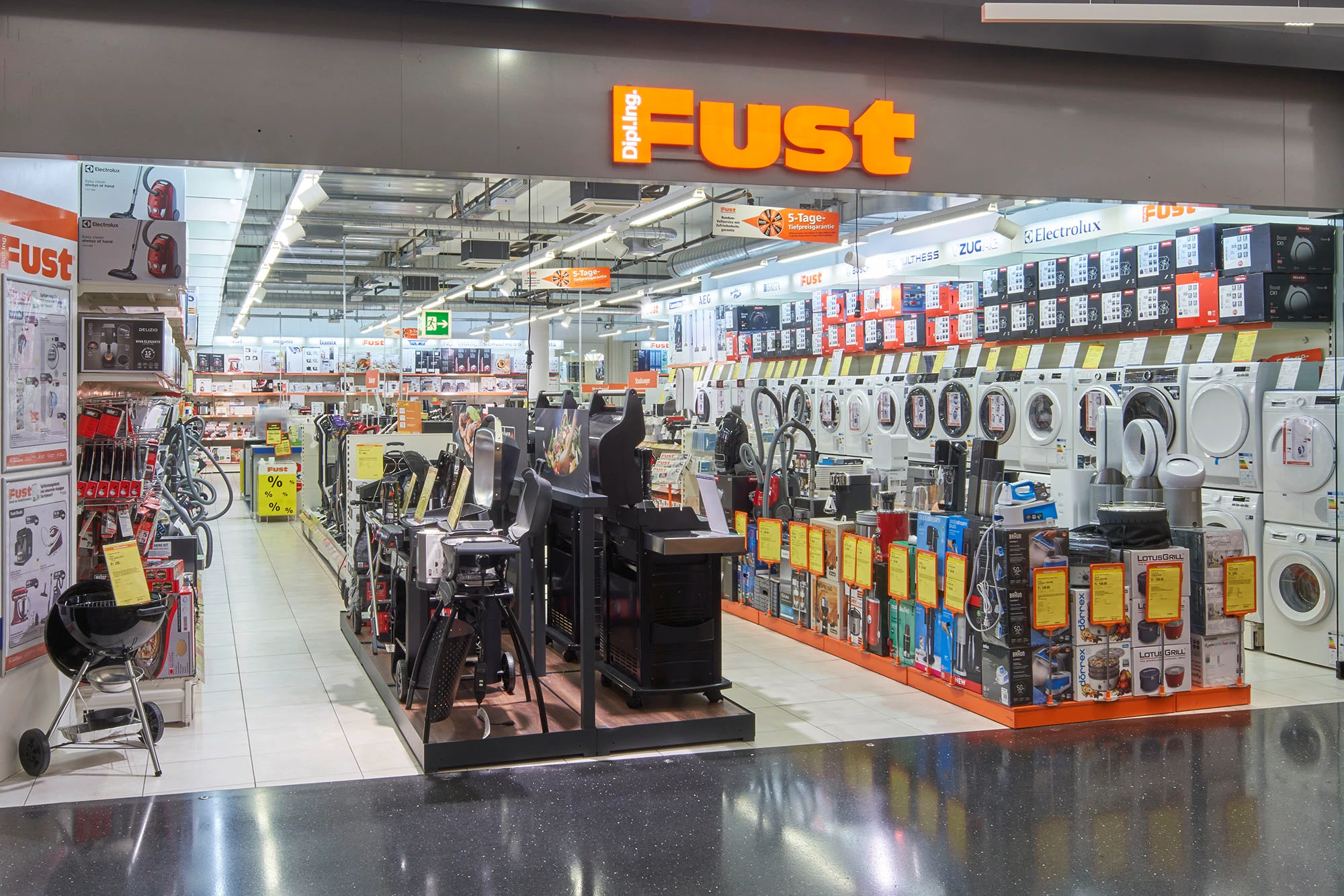 Exterior view of Fust