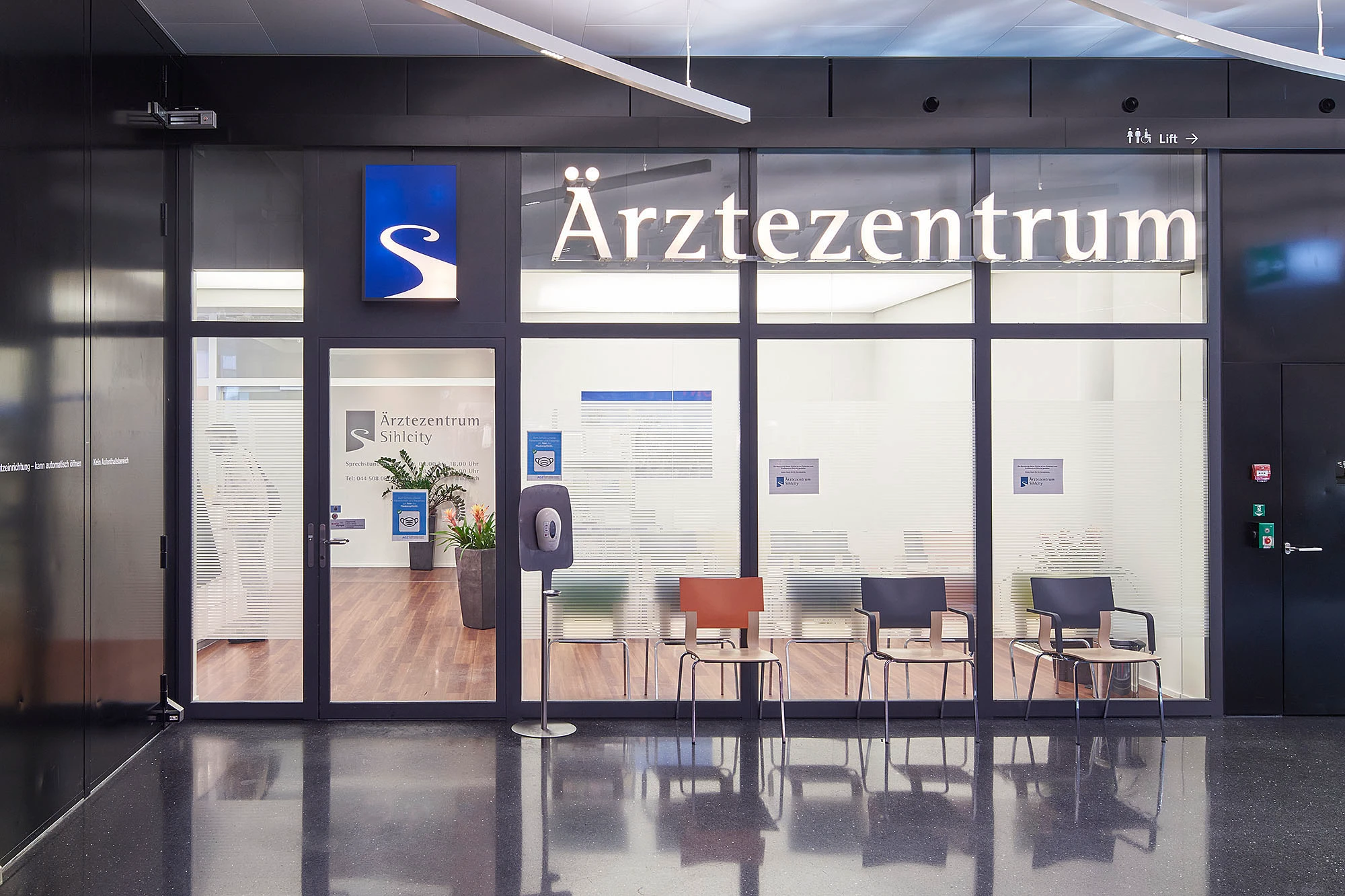 Front von Ärztezentrum Sihlcity