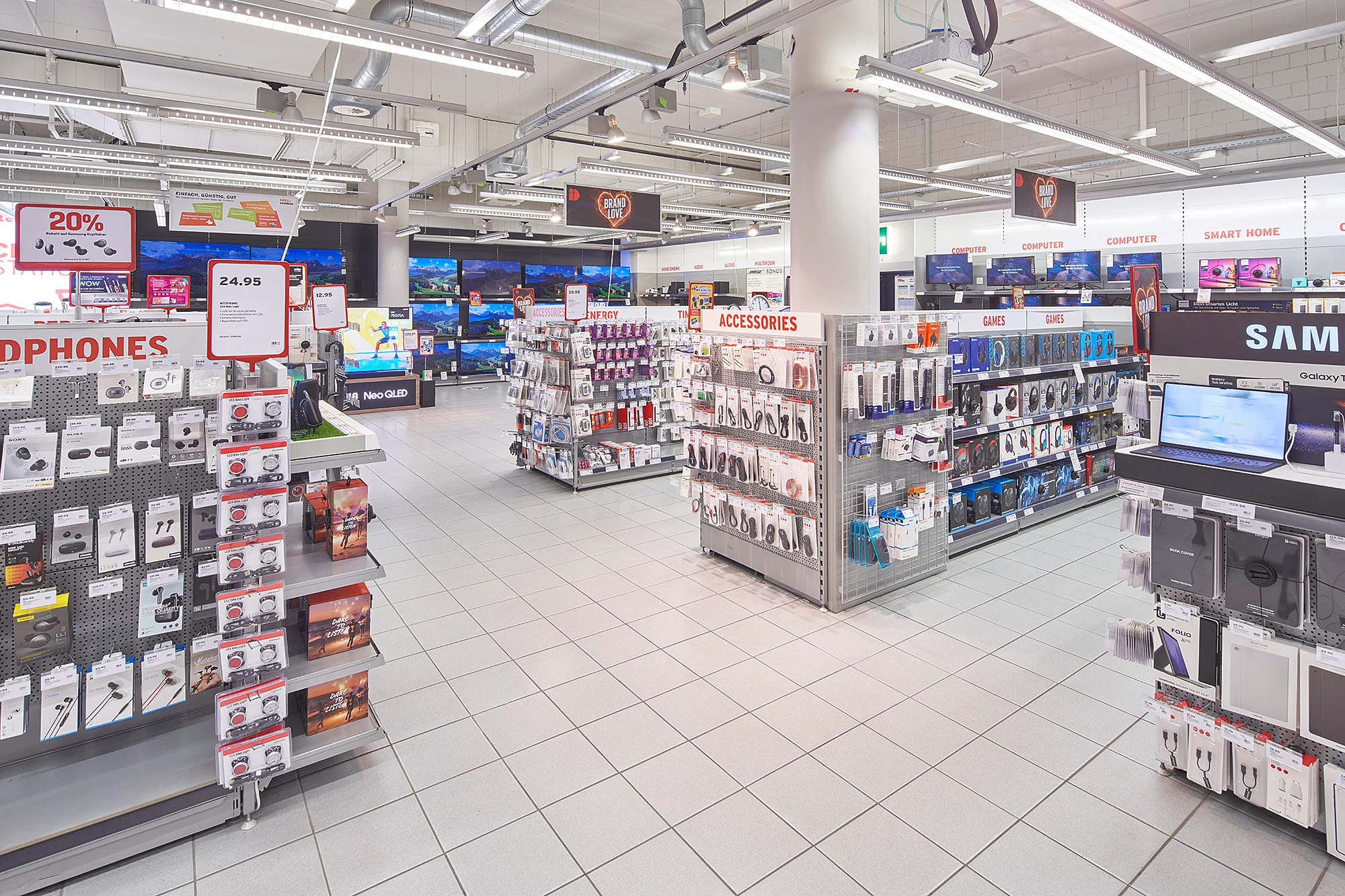 Interior view of Interdiscount