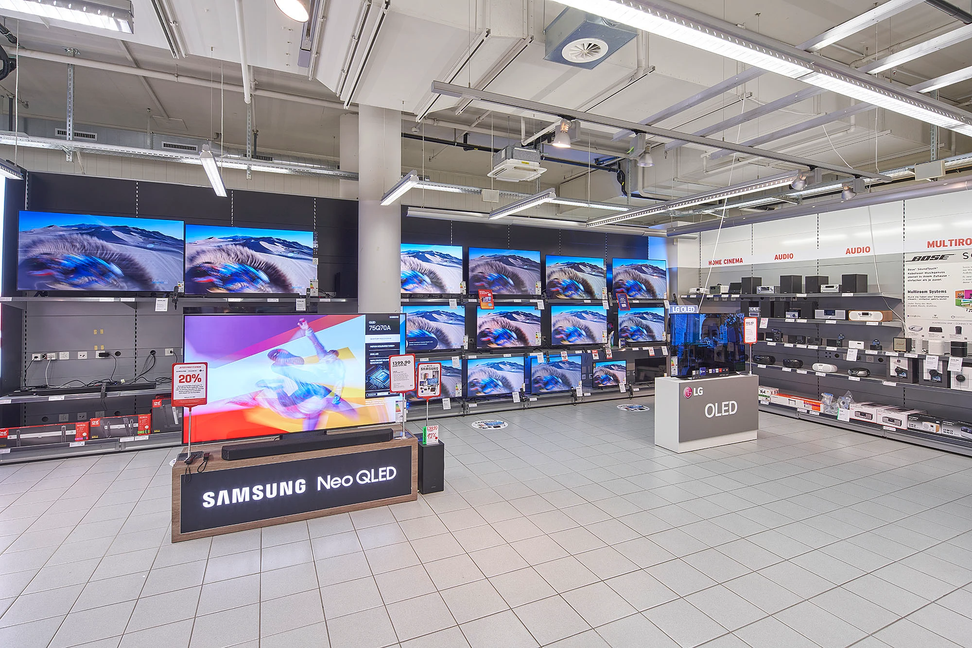 Interior view of Interdiscount